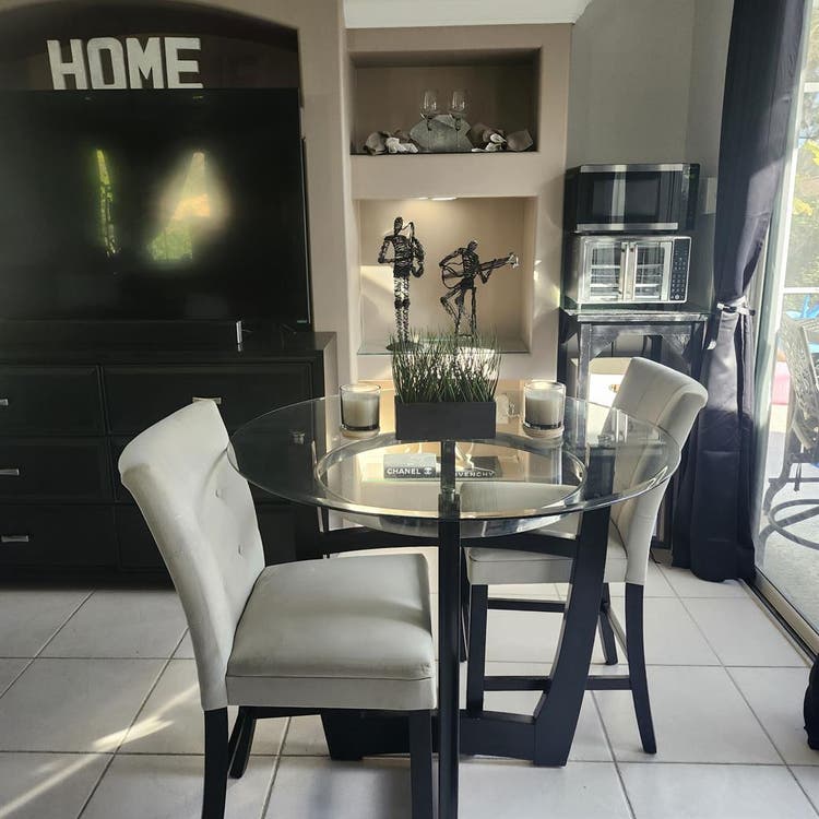 FULLY FURNISHED ROOM IN SHARED HOME