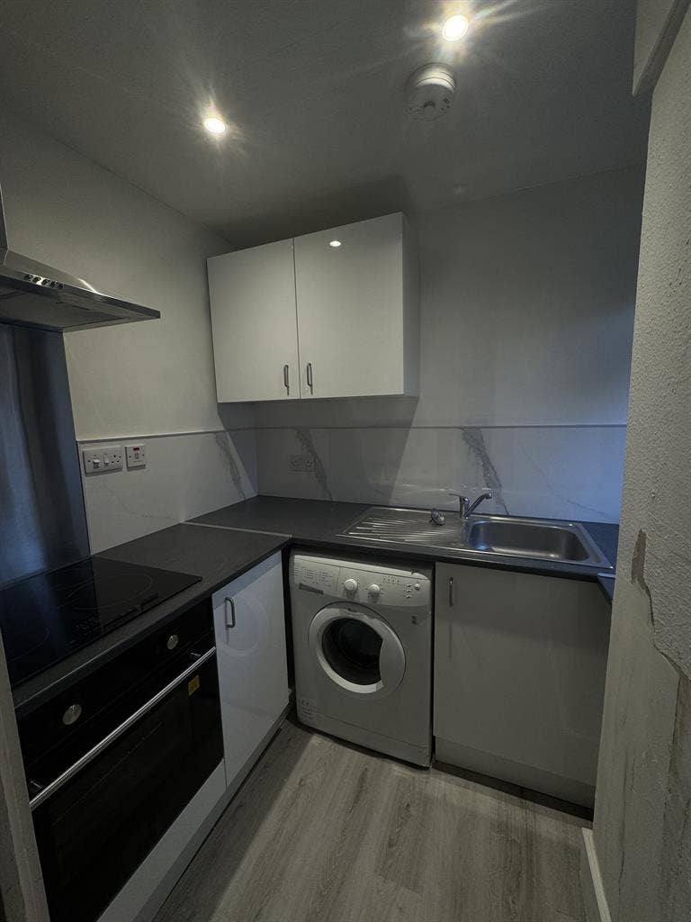 Newly refurbished 2 bedroom flat