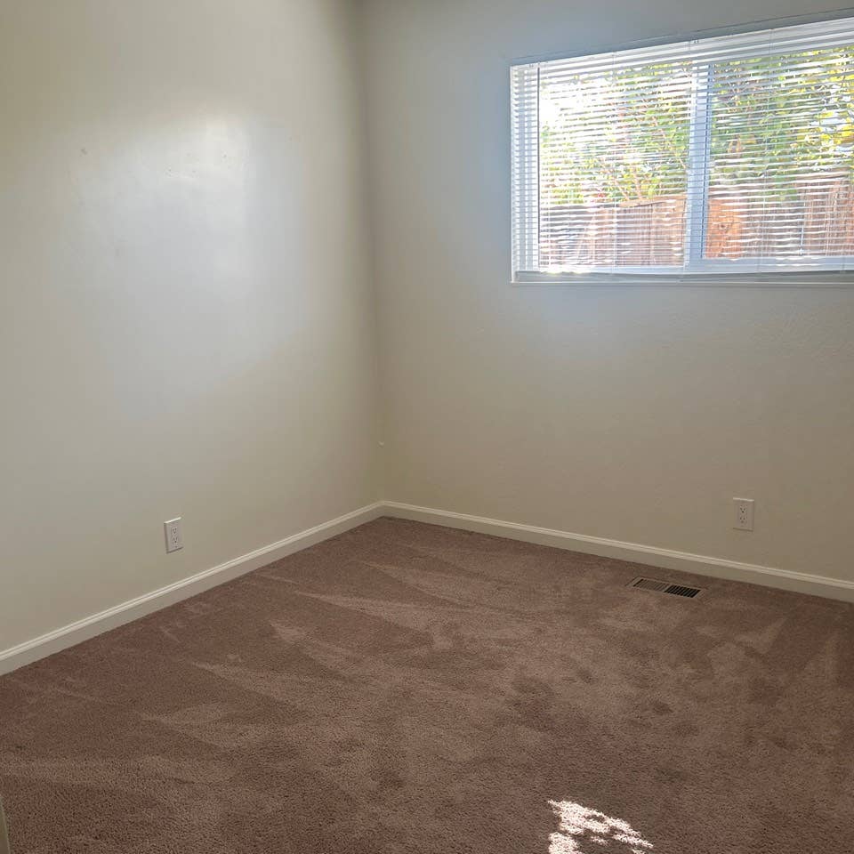 Clean sunny room in Napa