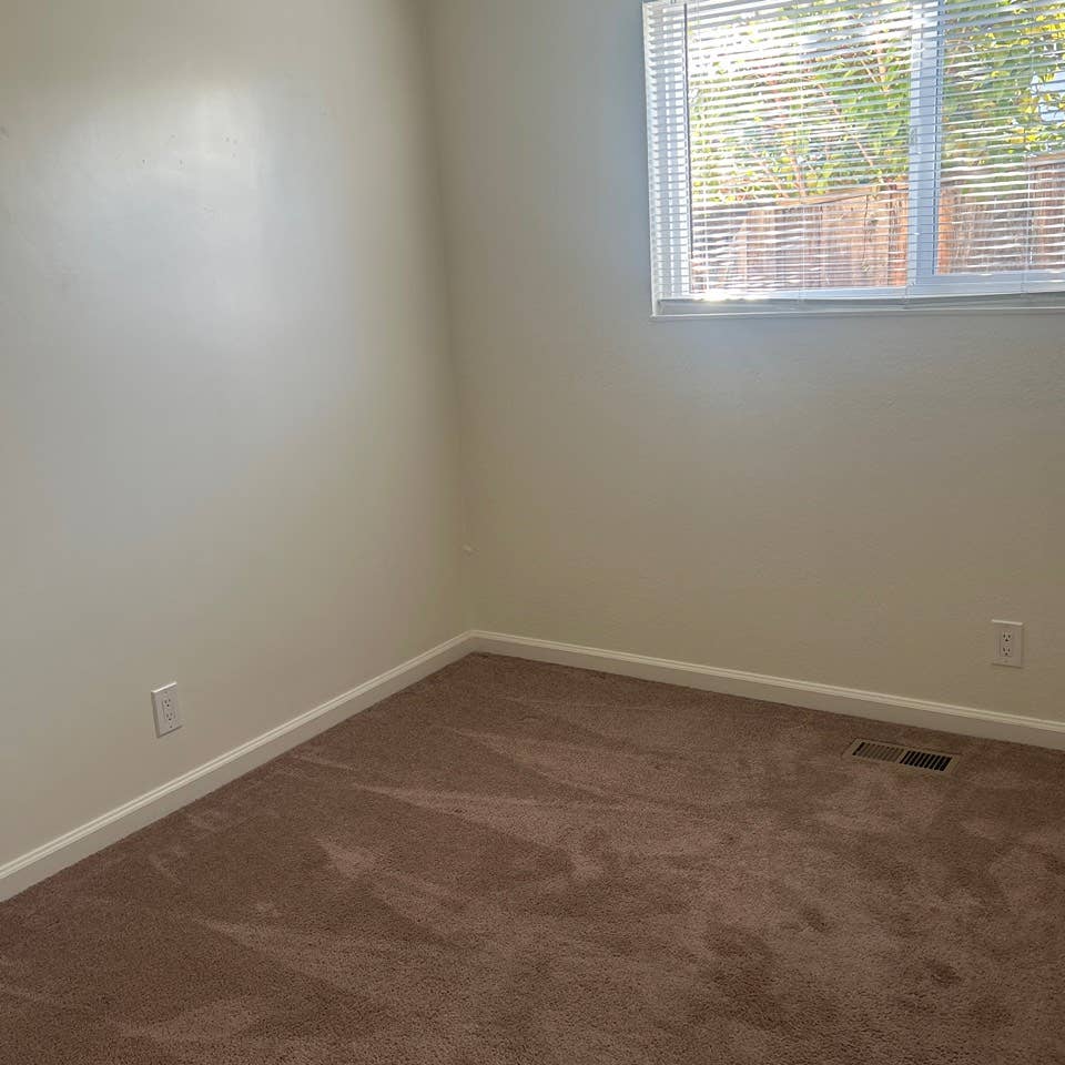 Clean sunny room in Napa