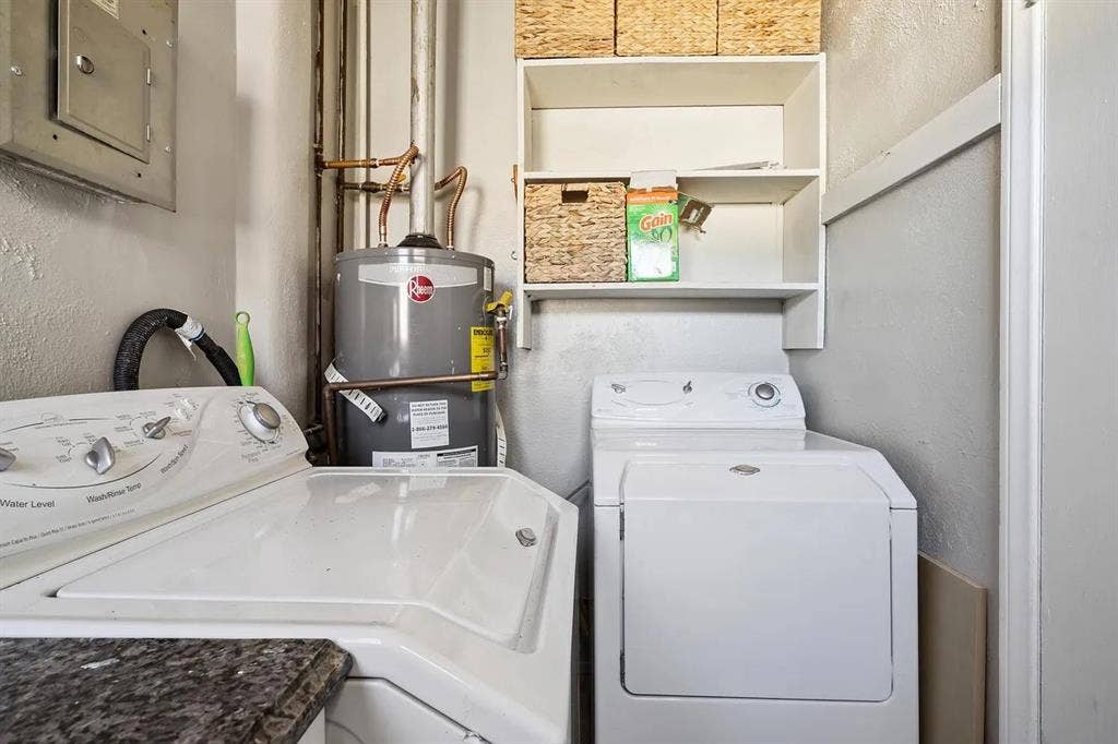 Room & bathroom in Long Beach