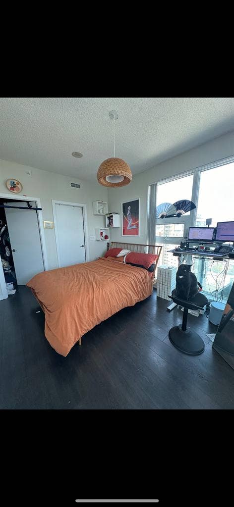 Room for rent in a 2 bedroom aprtmt