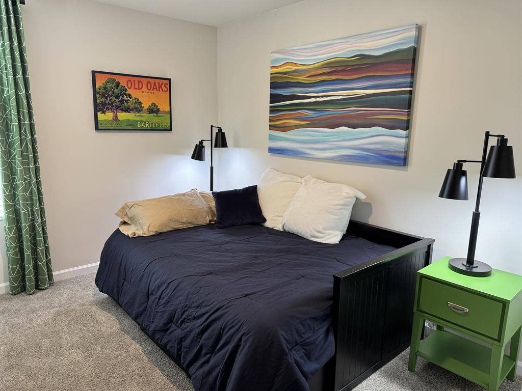 Furnished Bedroom in 3BR Townhouse