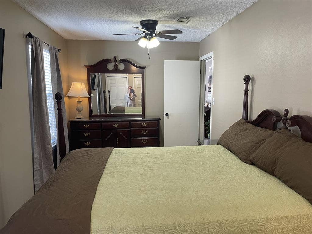 Two rooms for rent in Gulf Breeze.