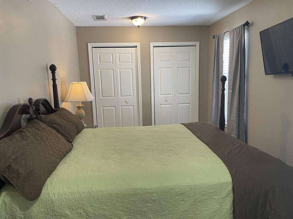 Two rooms for rent in Gulf Breeze.