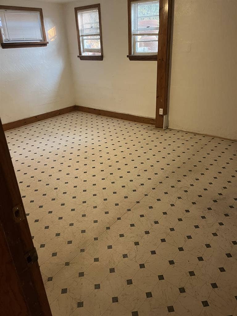 LARGE ROOM IN 3 BEDROOM HOUSE