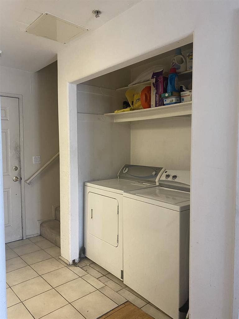 Need male roommate in Studio City