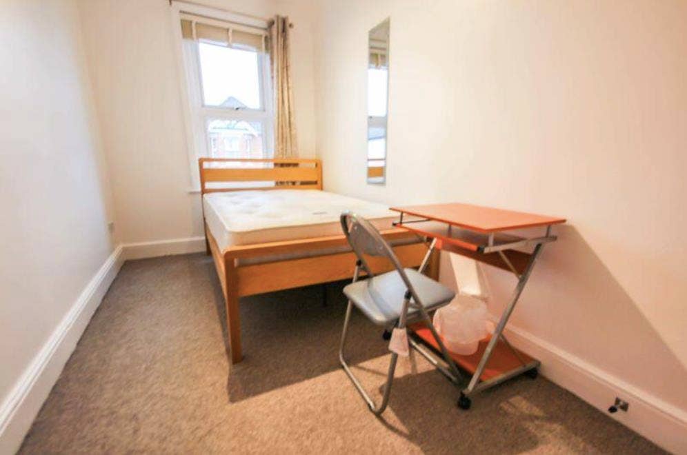 ROOM AVAILABLE IN BOURNEMOUTH