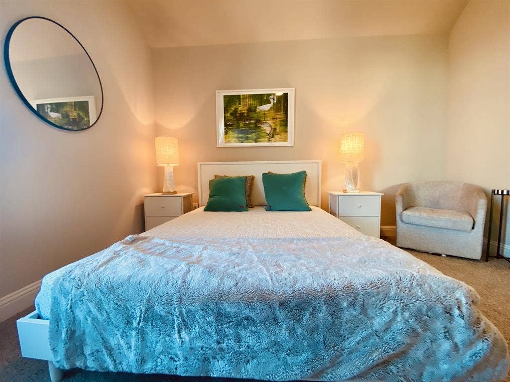 ROOM IN A NEW PEACEFUL HAPPY HOME!