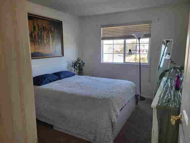 I am offering a room
