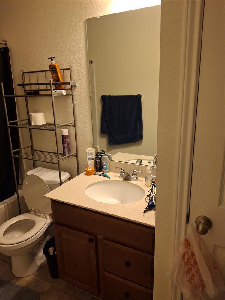 Room for rent in Manor!
Comm. Pool!