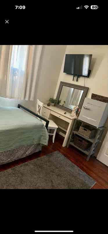 Cozy bedroom/private bathroom