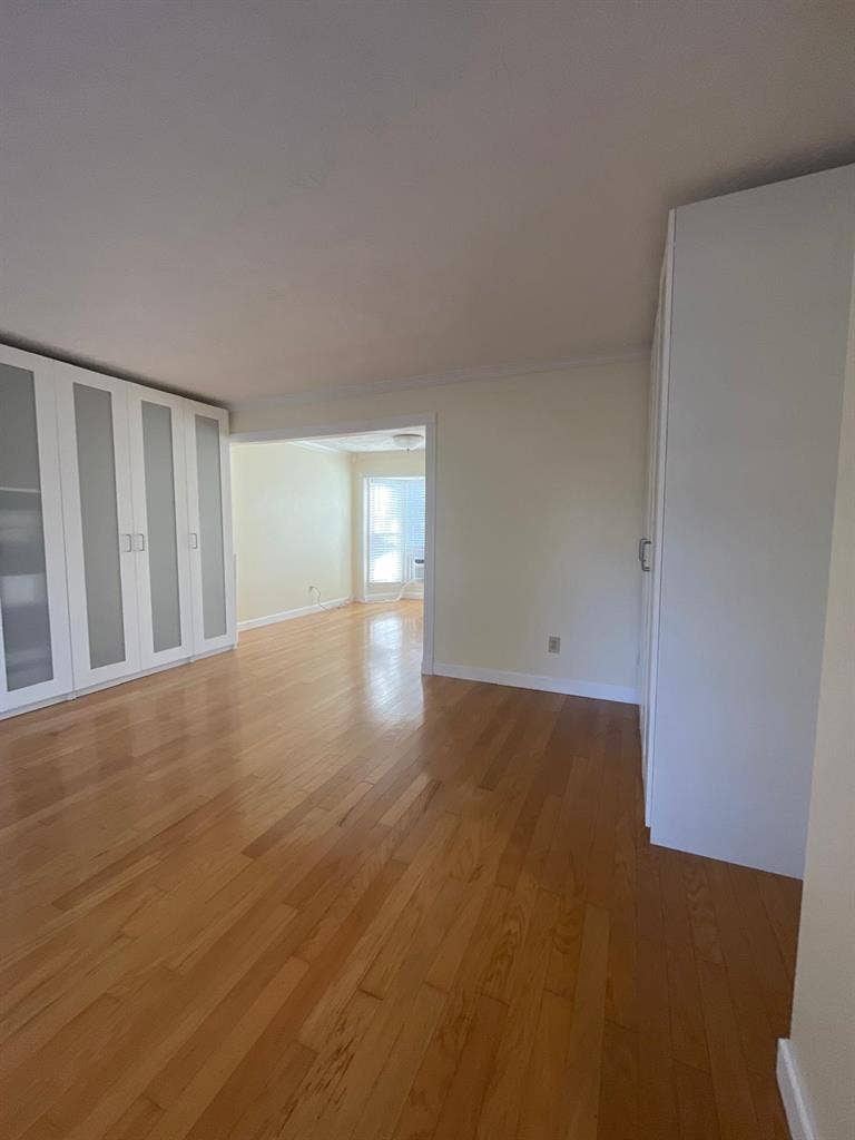 Rent Room w/Private Entrance & Bath