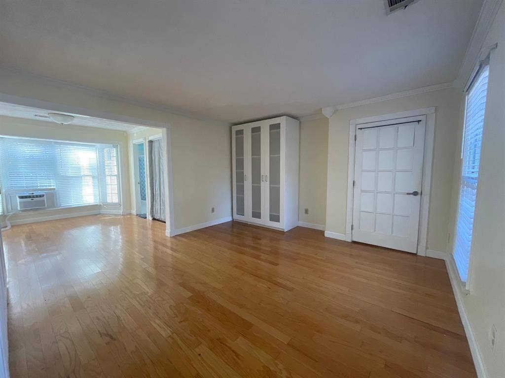 Rent Room w/Private Entrance & Bath