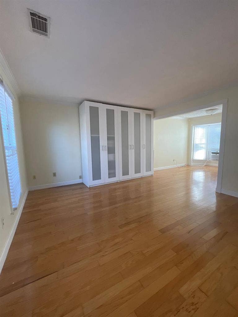 Rent Room w/Private Entrance & Bath