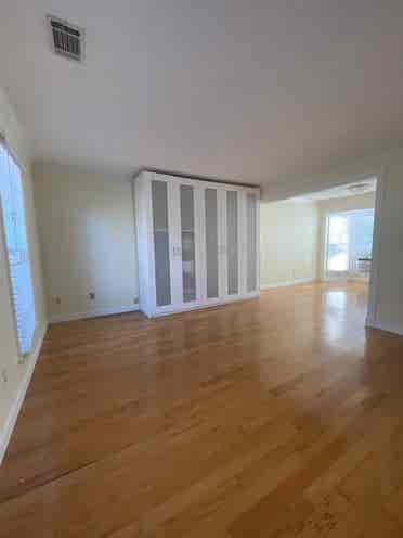 Rent Room w/Private Entrance & Bath