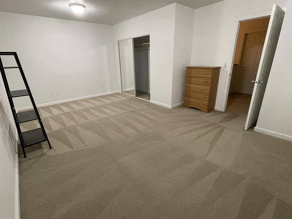 Extra large room to rent in Olympia