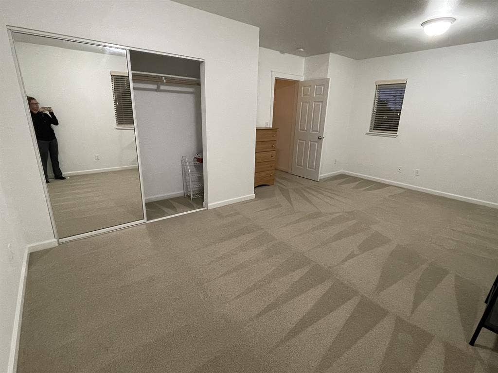 Extra large room to rent in Olympia