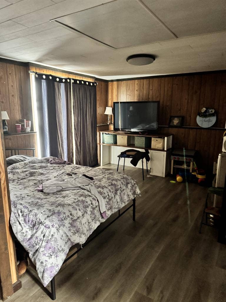 Looking for a mature Roommate.