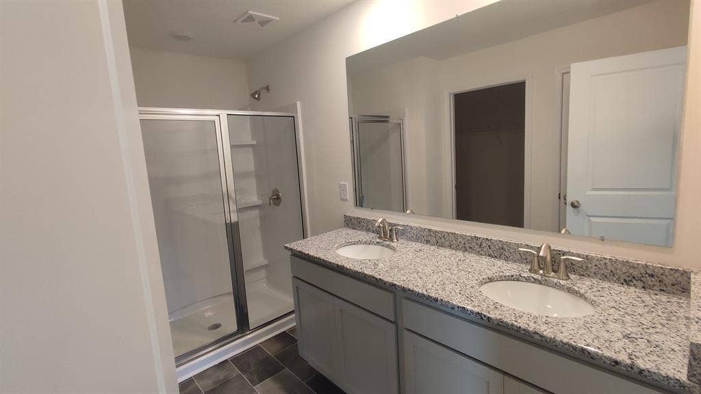Master Bed with private Bath/Closet