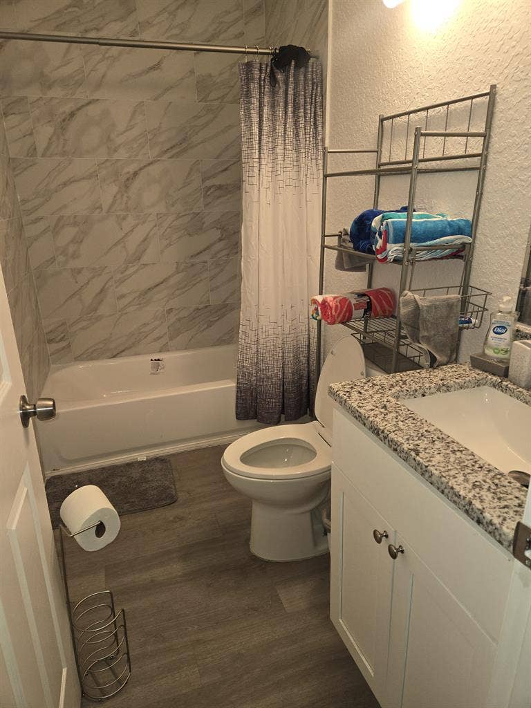 Looking for male college roommate