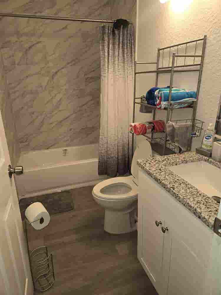 Looking for male college roommate