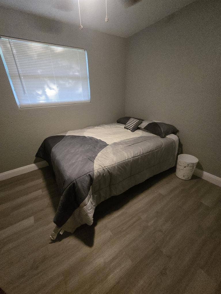 Looking for male college roommate