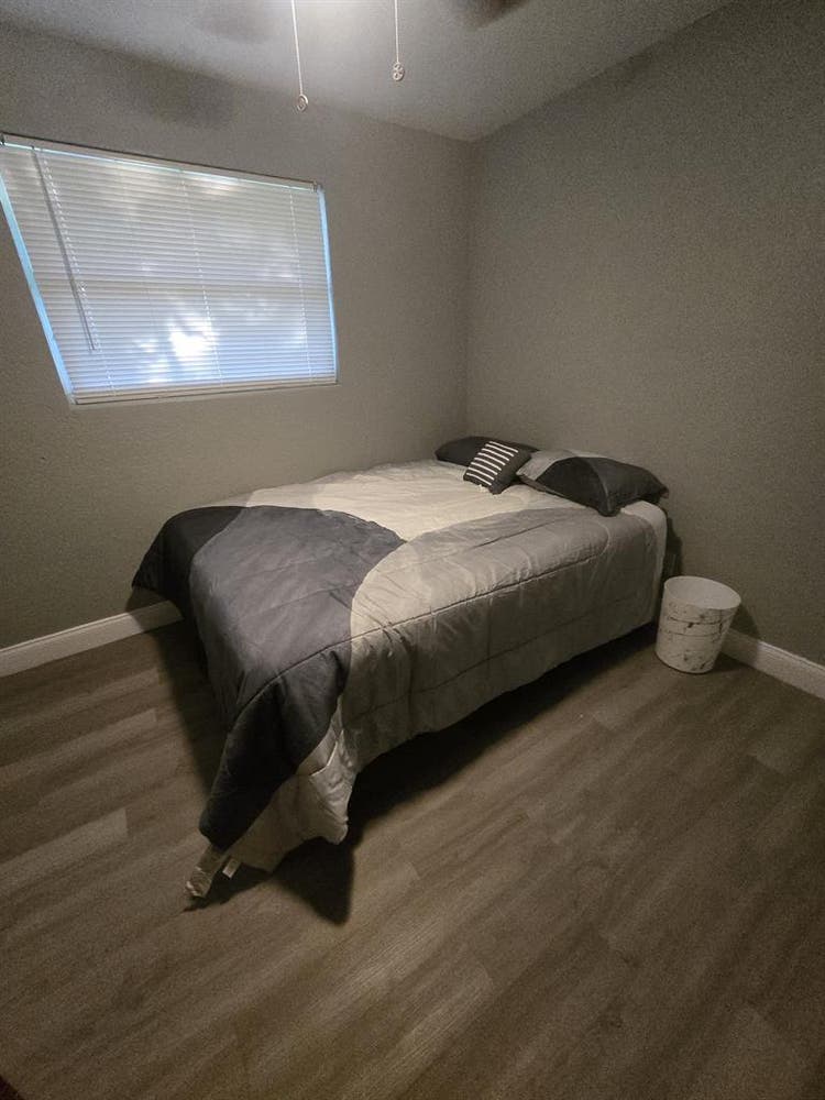 Looking for male college roommate
