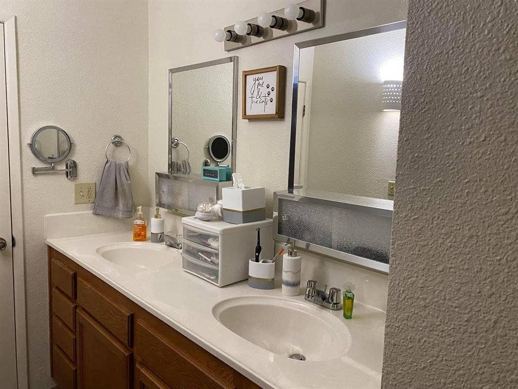 Female only cat friendly apartment!