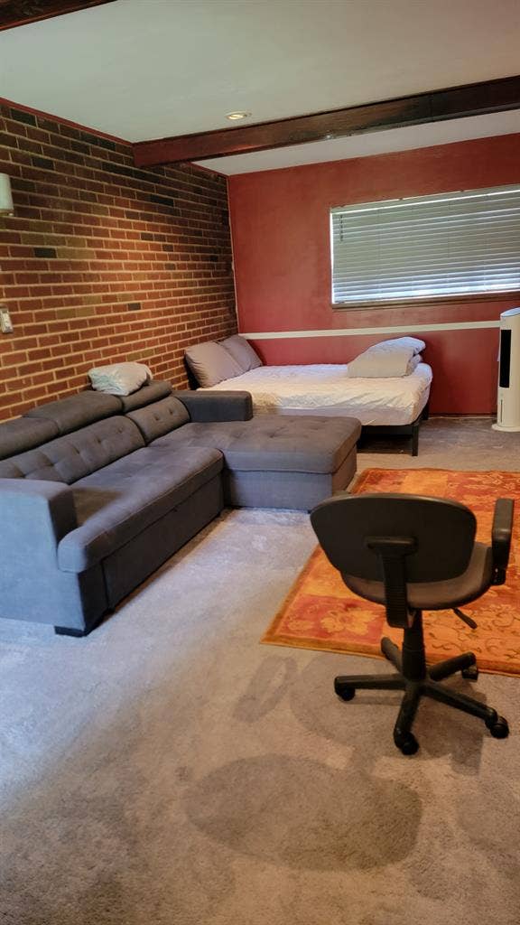 SPACIOUS STUDIO WITH PRIVATE ENTRAN