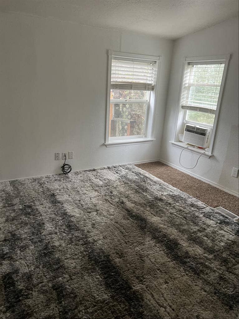 Private room, Includes utilities