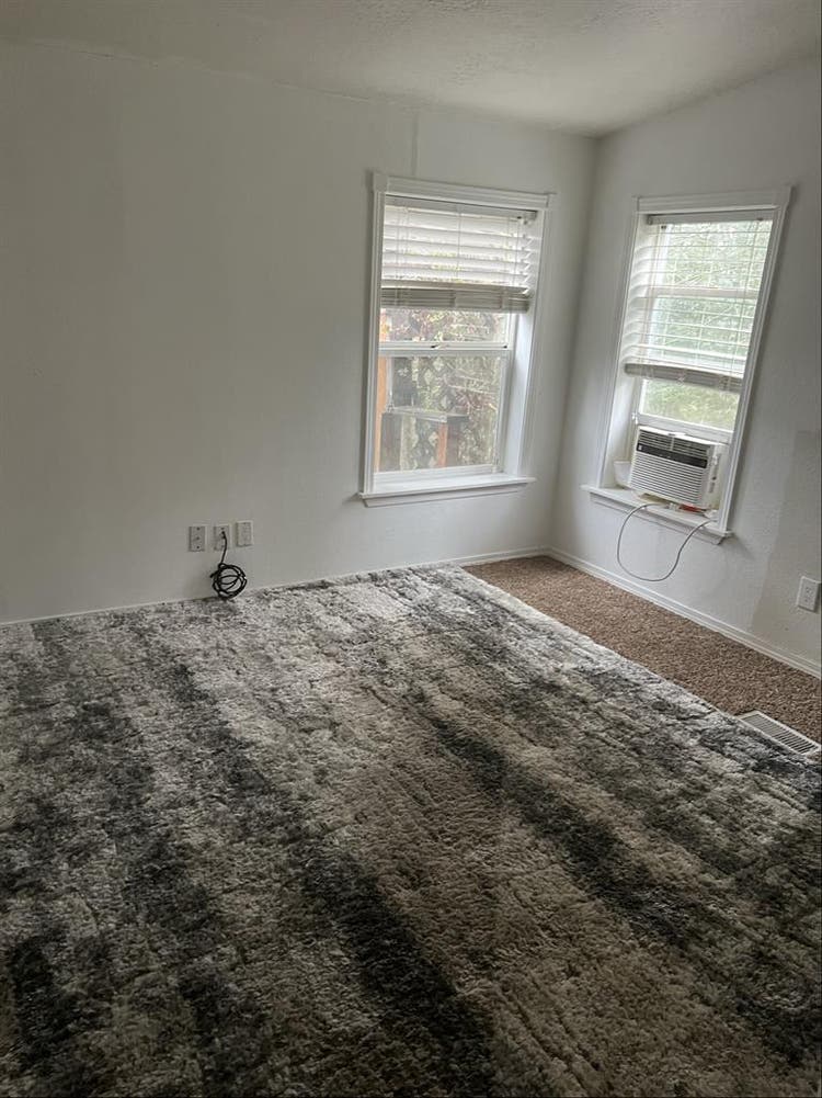 2 rooms available immediately!
