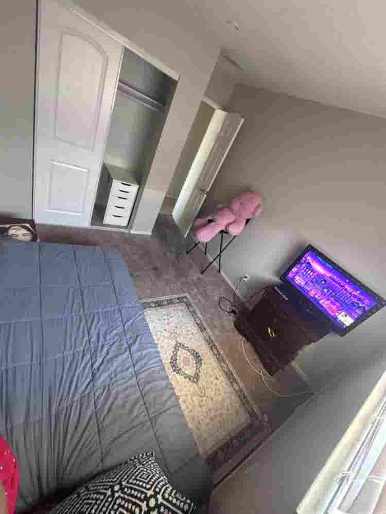 Cozy private room available now!