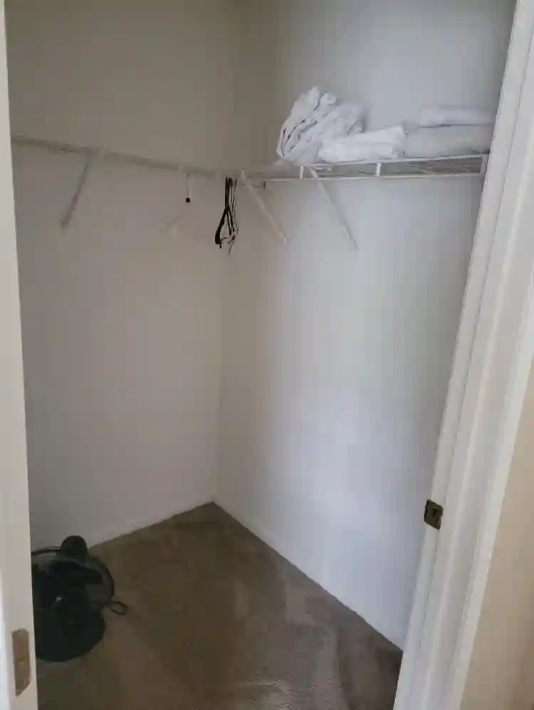 Looking for a roomie!!