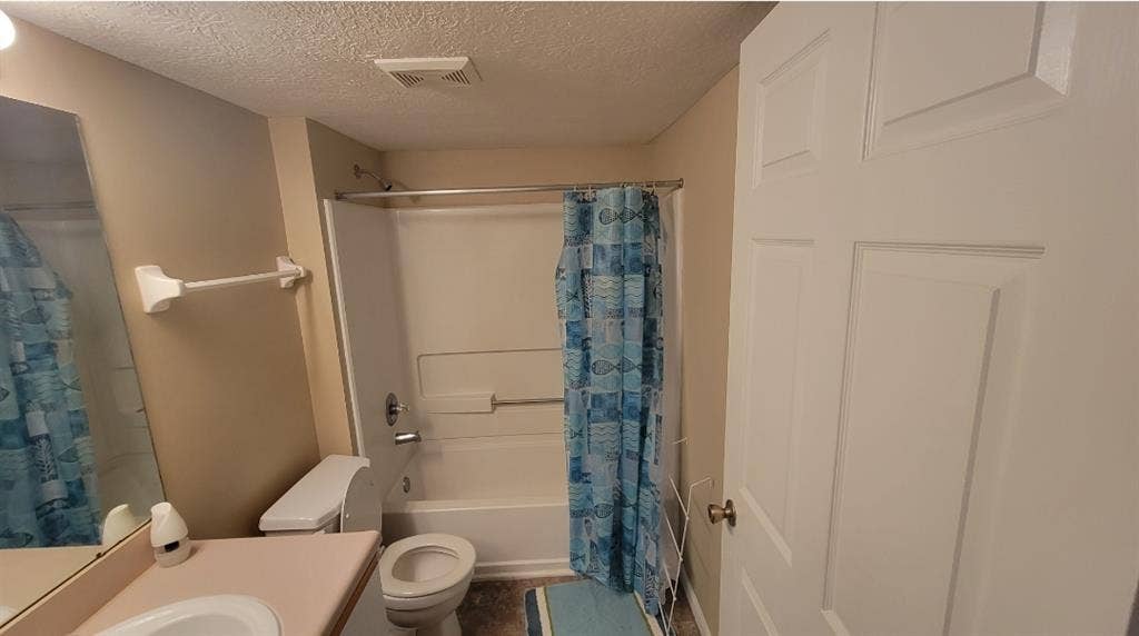 Looking for a roomie!!