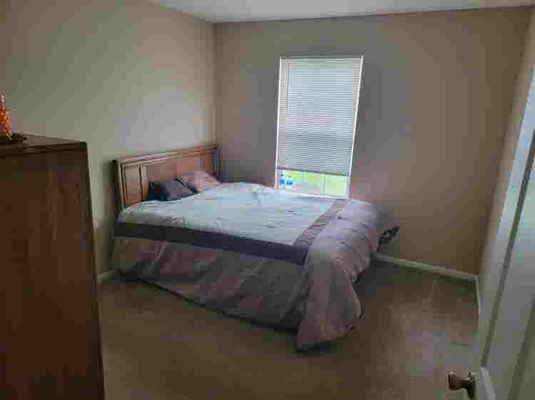 Looking for a roomie!!