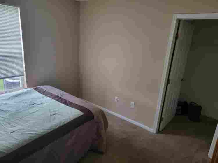 Looking for a roomie!!