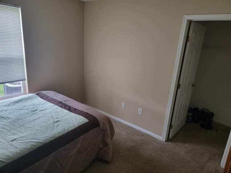 Looking for a roomie!!