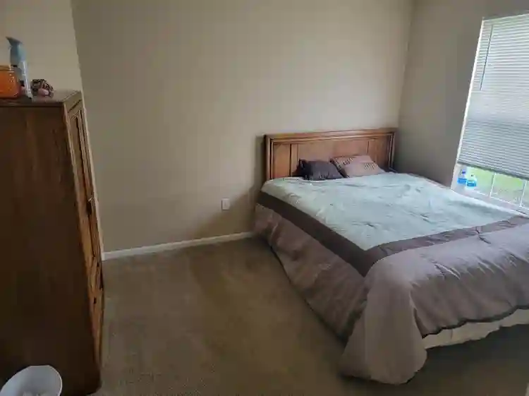 Looking for a roomie!!