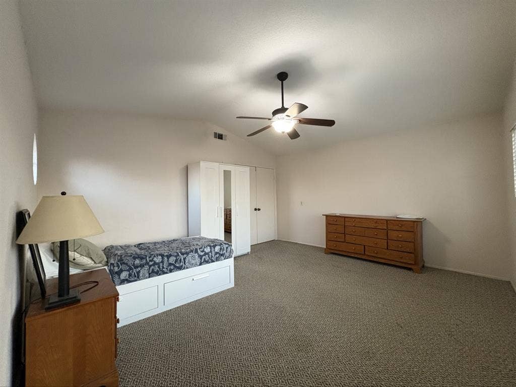 Spacious bedroom for rent!!