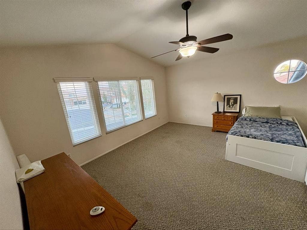 Spacious bedroom for rent!!