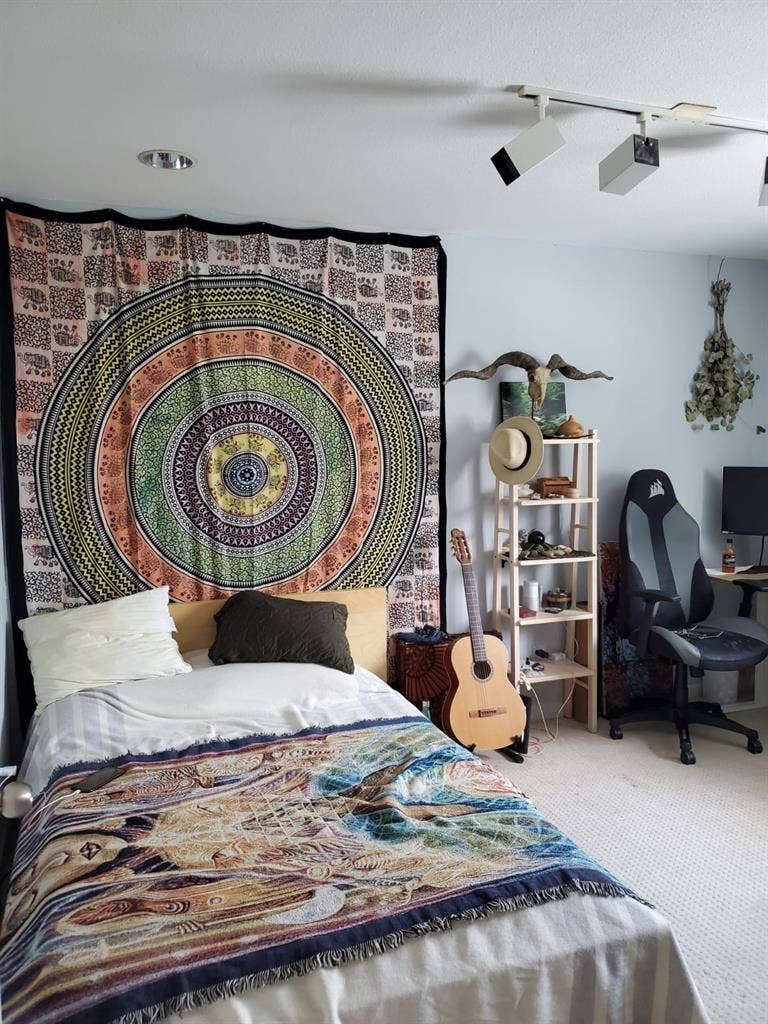 Beautiful Artists home , room avail