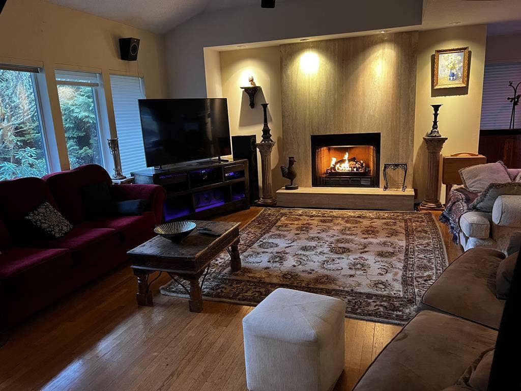 Beautiful Artists home , room avail