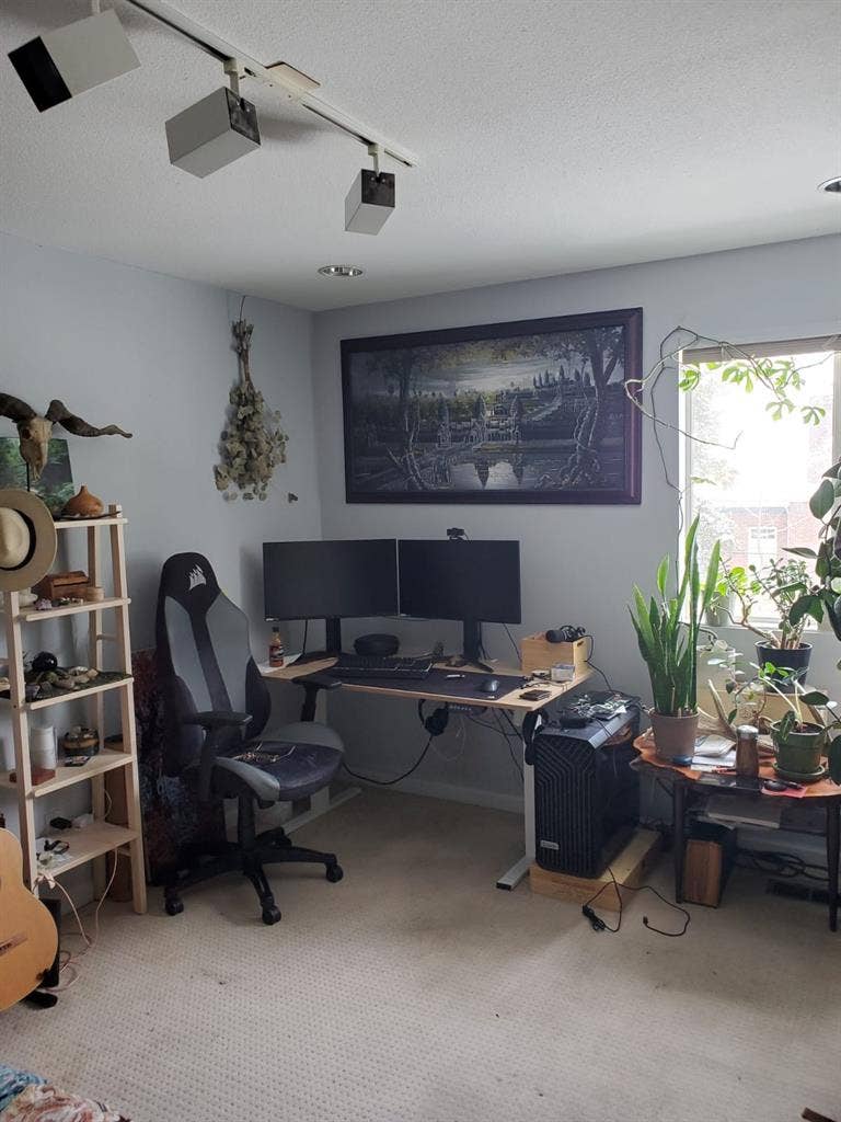 Beautiful Artists home , room avail