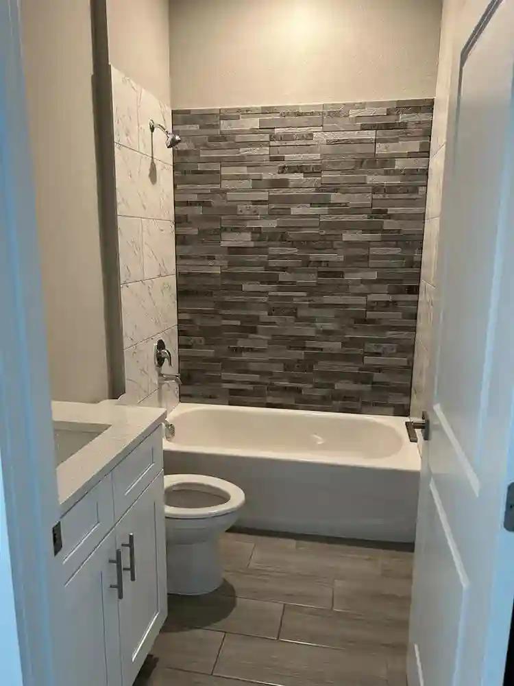 ROOMS AVAILABLE IN 4 BEDROOM HOUSEE