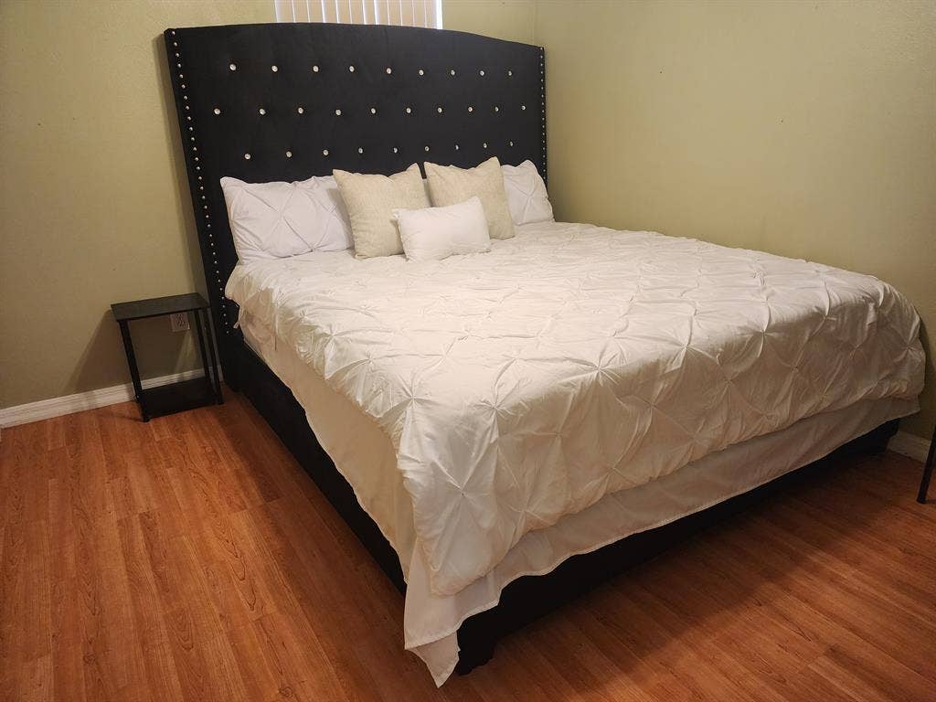 Spacious & Cozy Rooms for Rent Near
