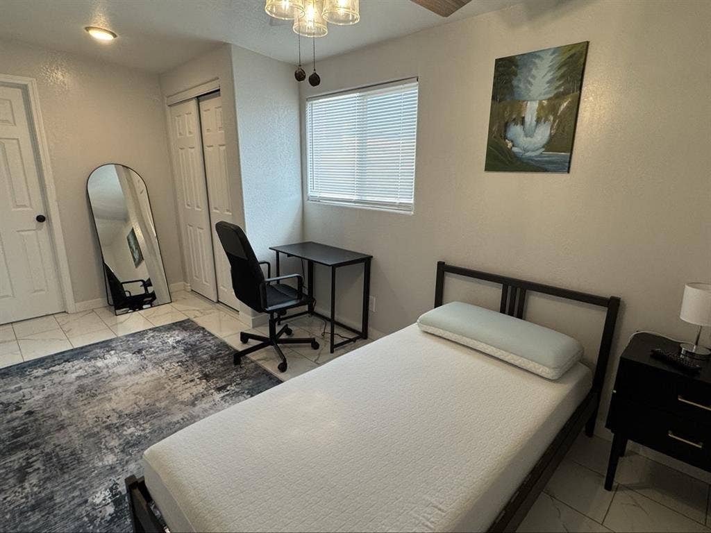 Fully renovated master room Phoenix