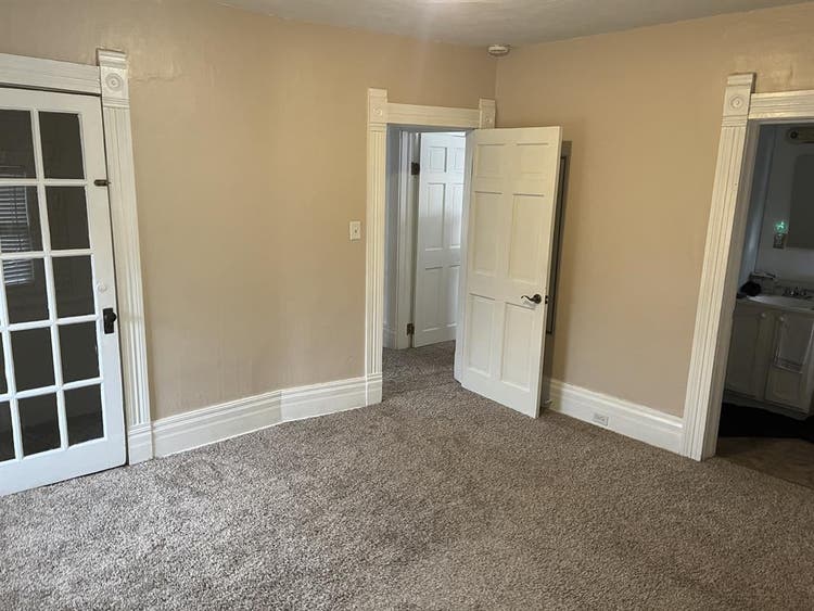 Large Room in OCC w private bath