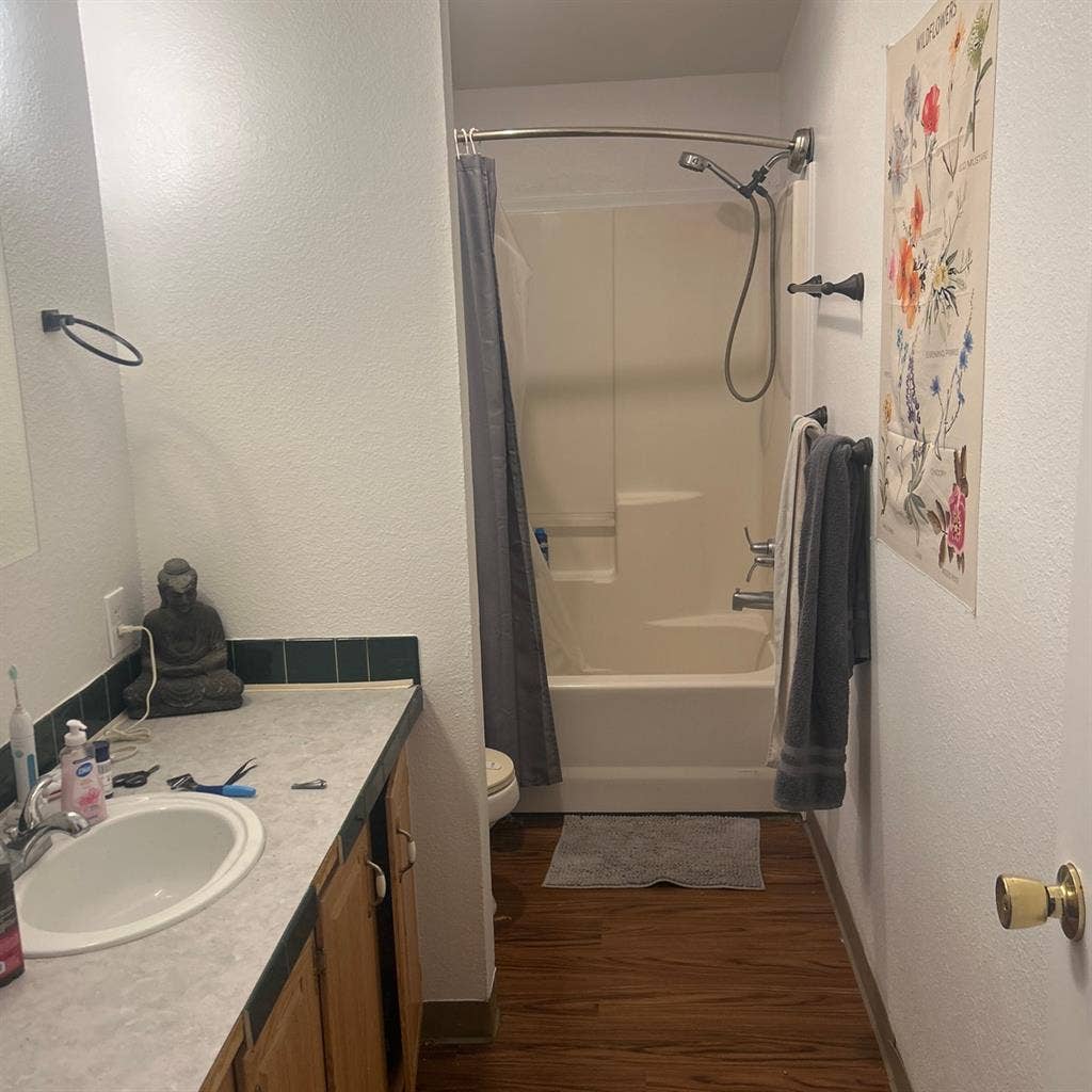 Master bedroom with priv
bathroom