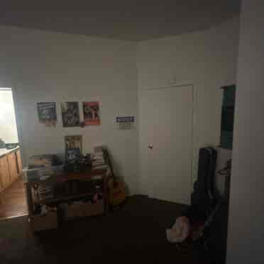 Master bedroom with priv 
bathroom